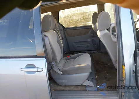 2010 Toyota Sienna Le z USA, uszkodzony, nr VIN 5TDKK4CC1AS306106